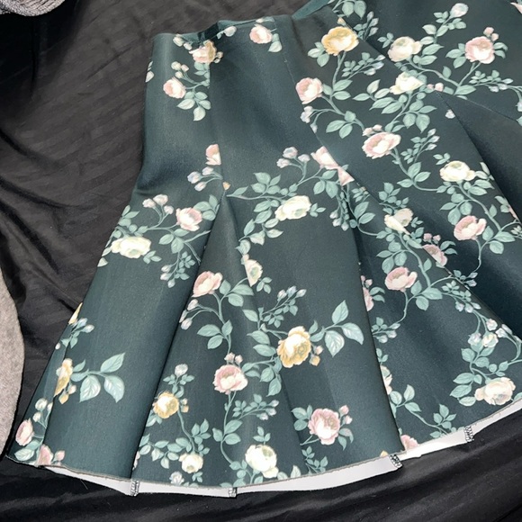 LAUREN CONRAD RUNWAY Mini Skirt Size 16 Green
Floral Flare Style - Picture 4 of 5